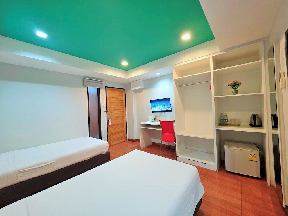 ROOM, TWIN BEDS, TOWER TWO