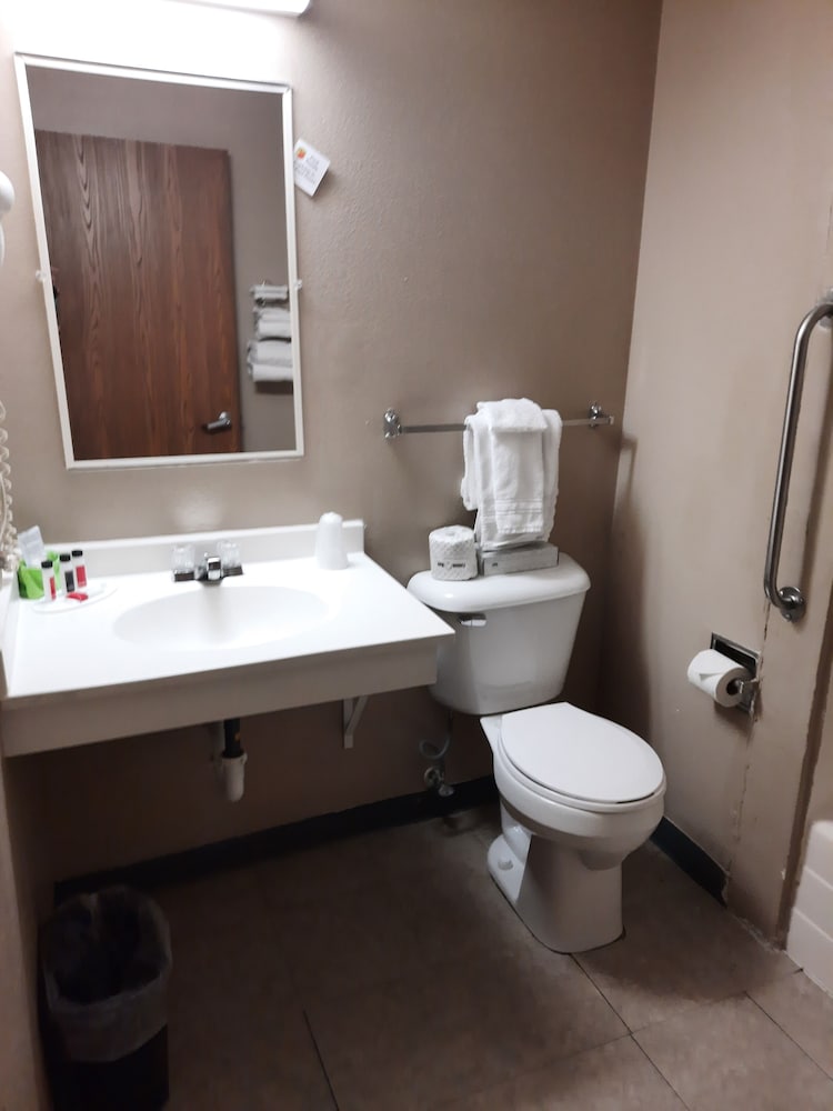 Super 8 by Wyndham Watertown 12/44
