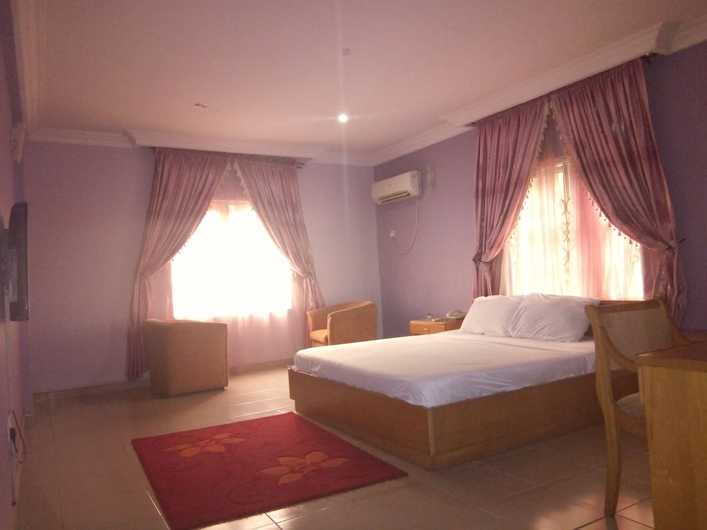 Junbic Apartment And Suites 12/22