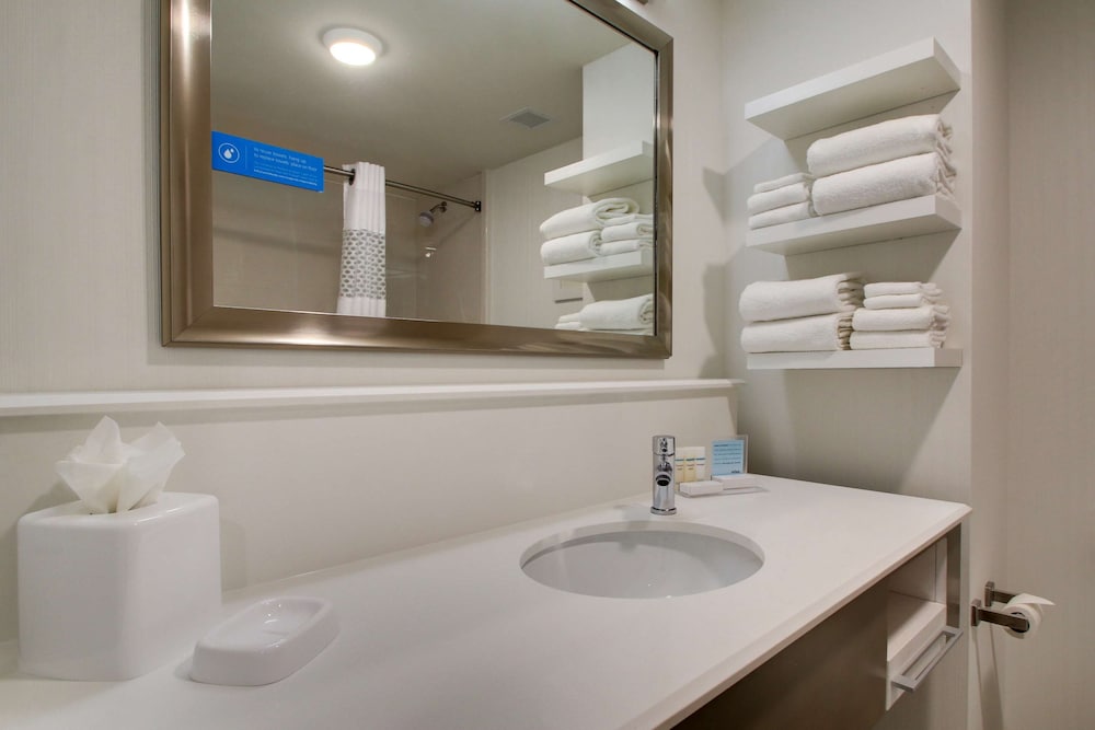 Hampton Inn & Suites Milwaukee West 32/64