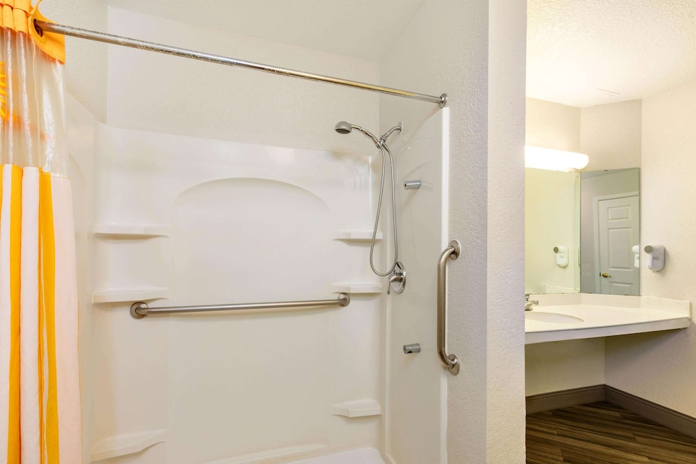 Travelodge by Wyndham El Paso - Airport 18/30