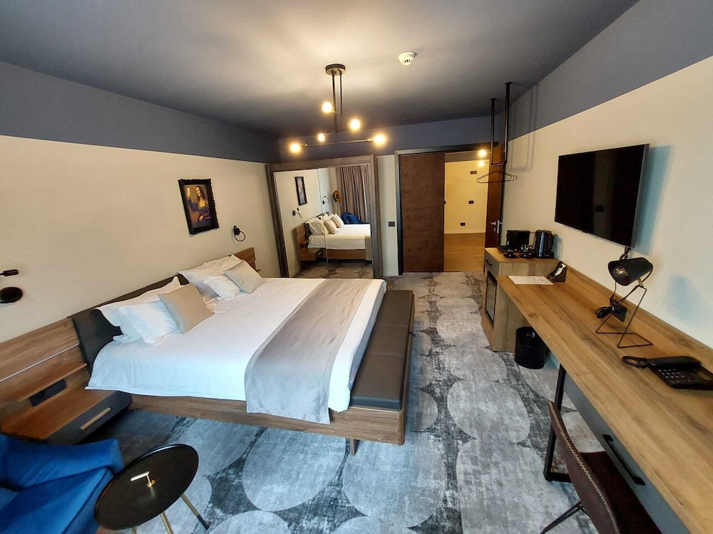 Bucharest Comfort Suites 12/66