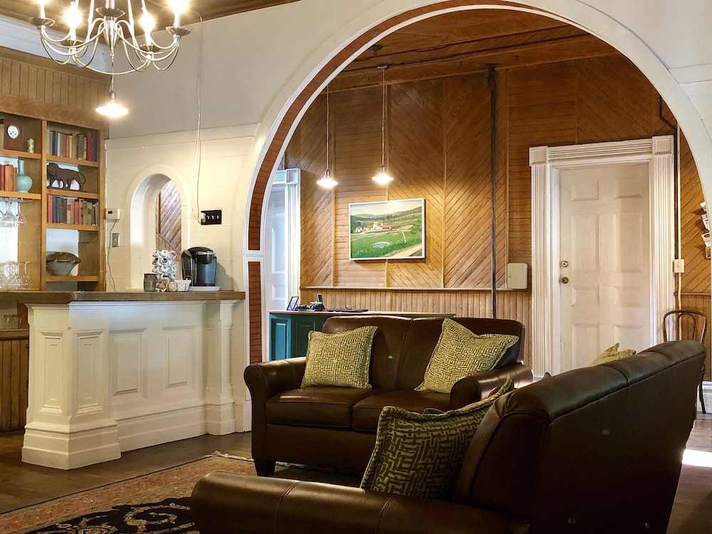 Rogues Harbor Inn 33/50
