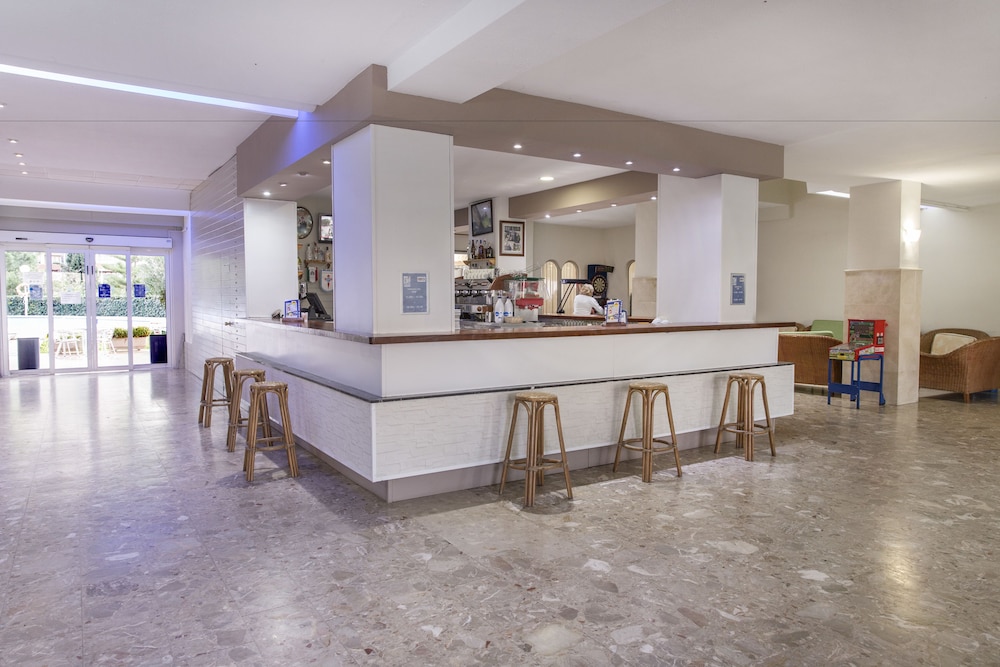 Tres Anclas Apts 5/50