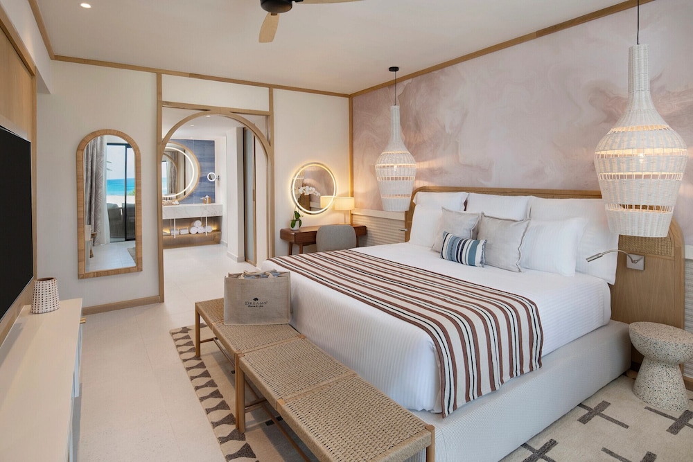 Preferred Club, Master, Suite, King Bed, Ocean Front