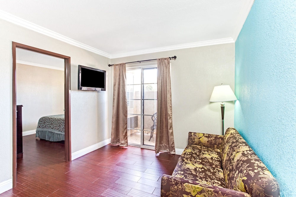 Cabana Inn & Suites 14/22