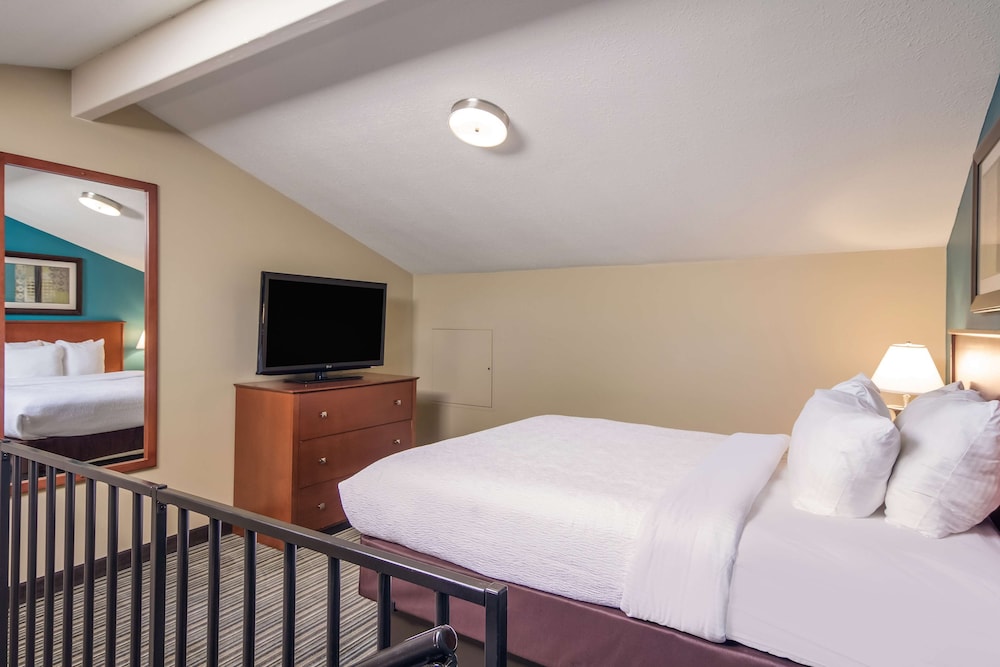 Best Western Plus Traverse City 18/39