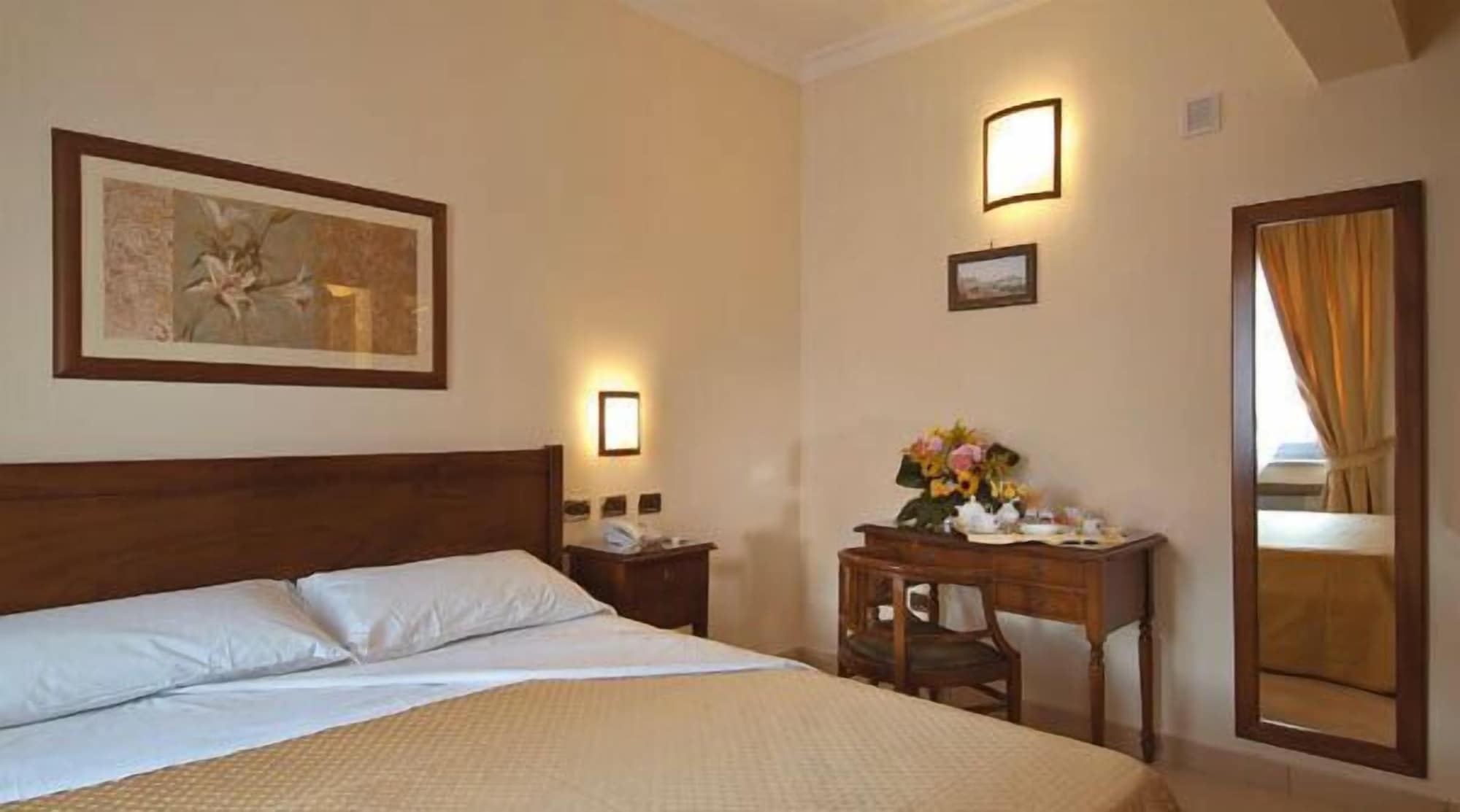 ROOM, DOUBLE BED