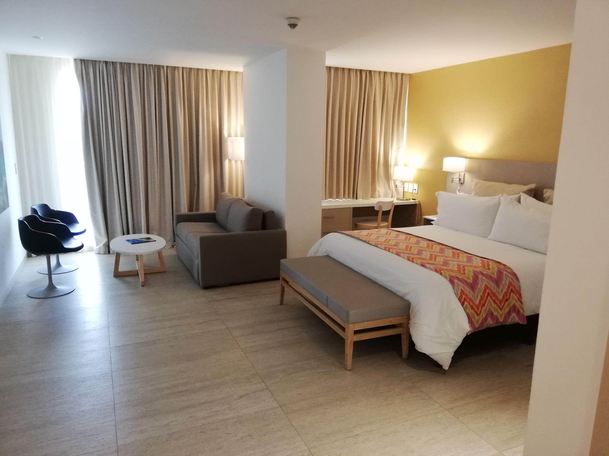 Deluxe, Queen Bed, Sofa, Mercure Santa Marta Emile 3/10