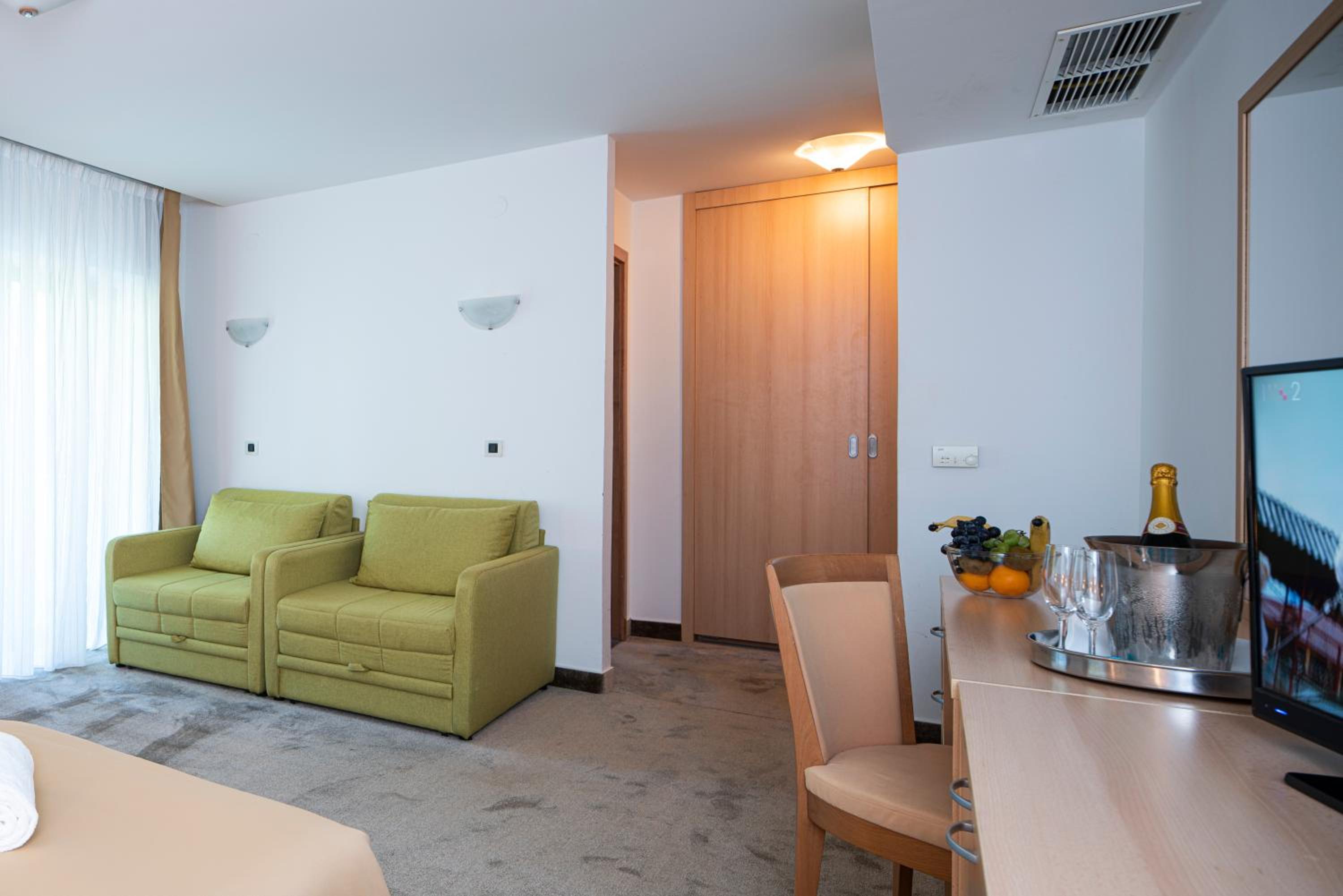 Flores Hotel 39/57
