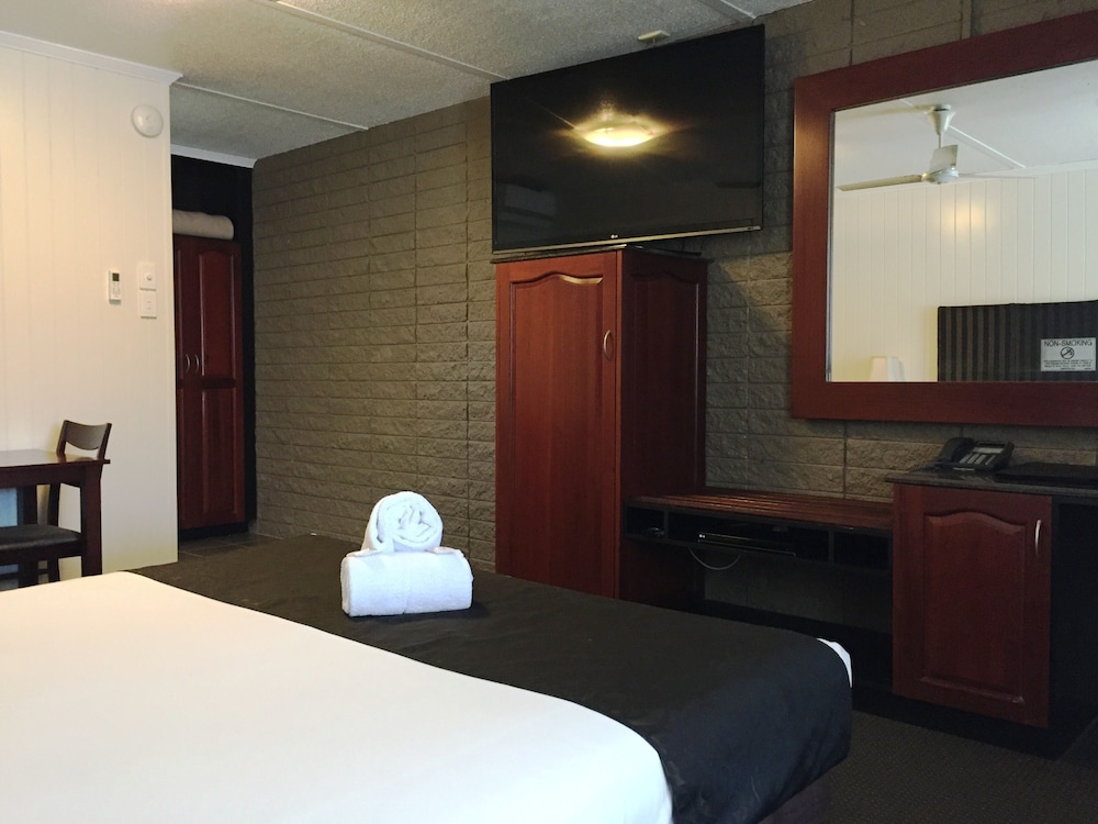 Country Plaza Motor Inn 12/28