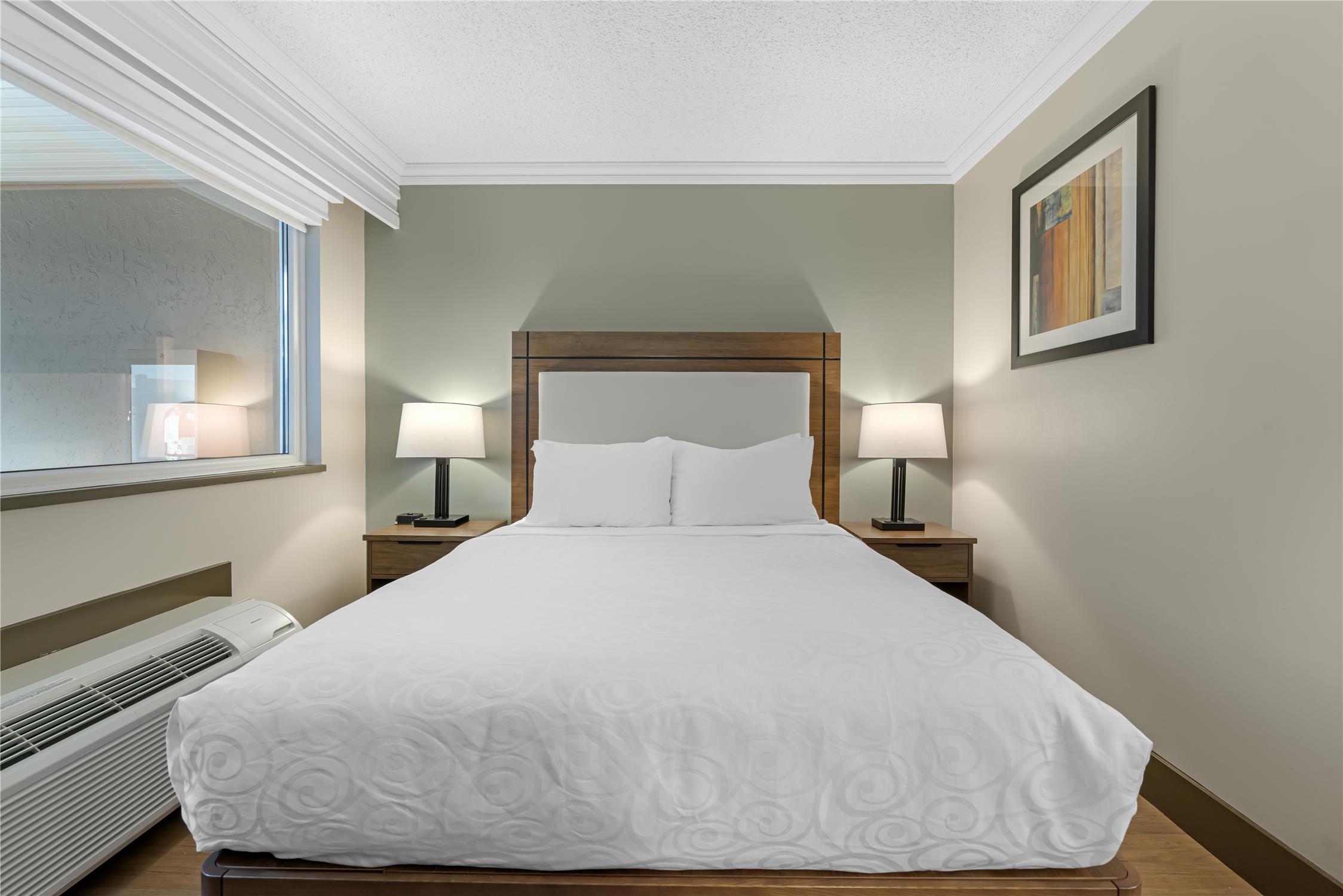 غرفة بسرير كوين بحوض استحمام لذوي الإعاقة، Best Western Plus Burnaby Hotel 2/2