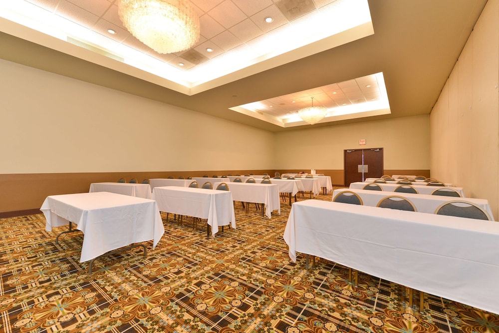 Americas Best Value Inn & Suites Victoria 30/34