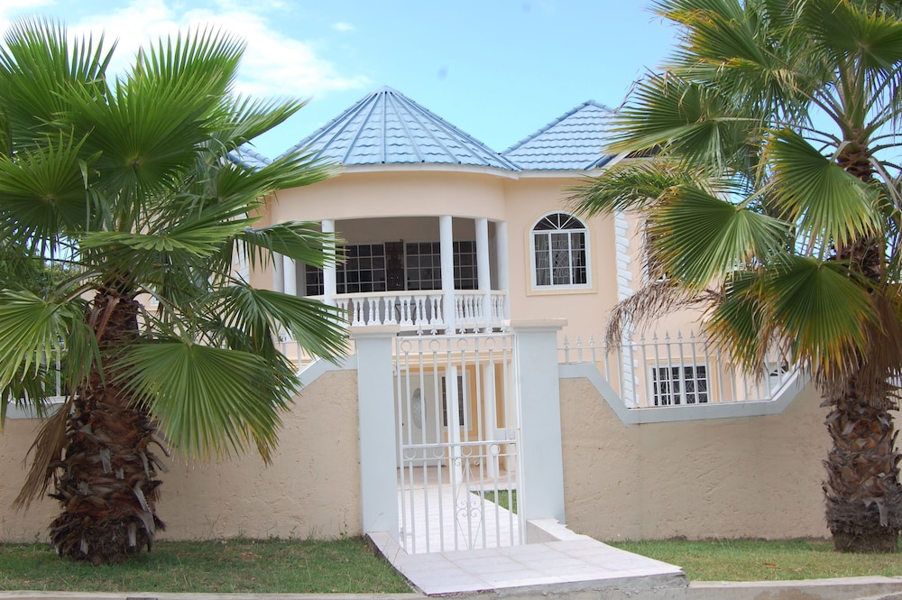 Celebrity Villa Jamaica 7/50