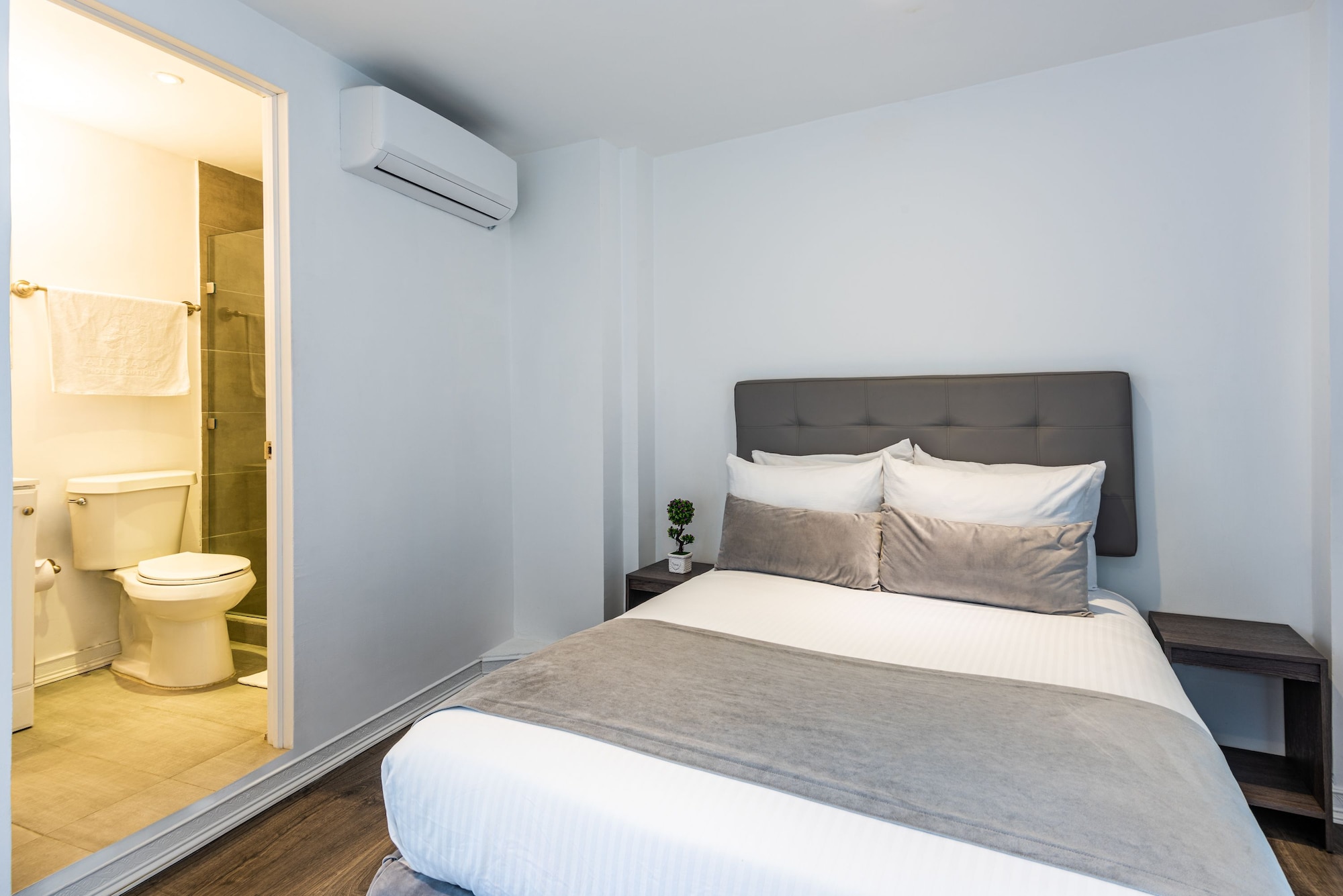 ROOM, DOUBLE BED
