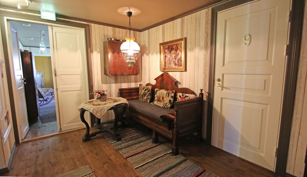 HOTELLI TAIVAANVALKEAT 32/50