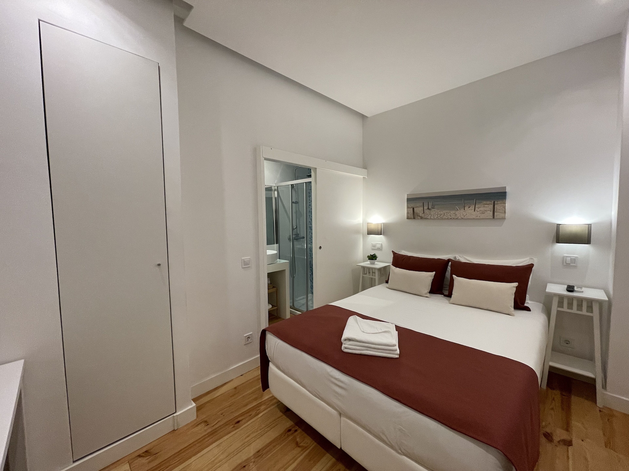 INTERIOR, ECONOMY, DOUBLE BED