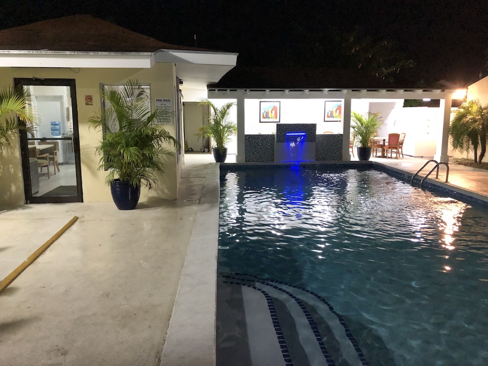 THE COLONY CLUB INN AND SUITES 43/55