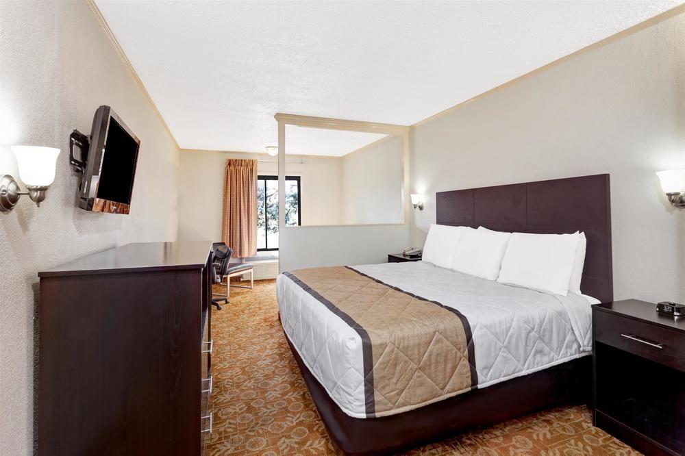 STANDARD, QUEEN BED