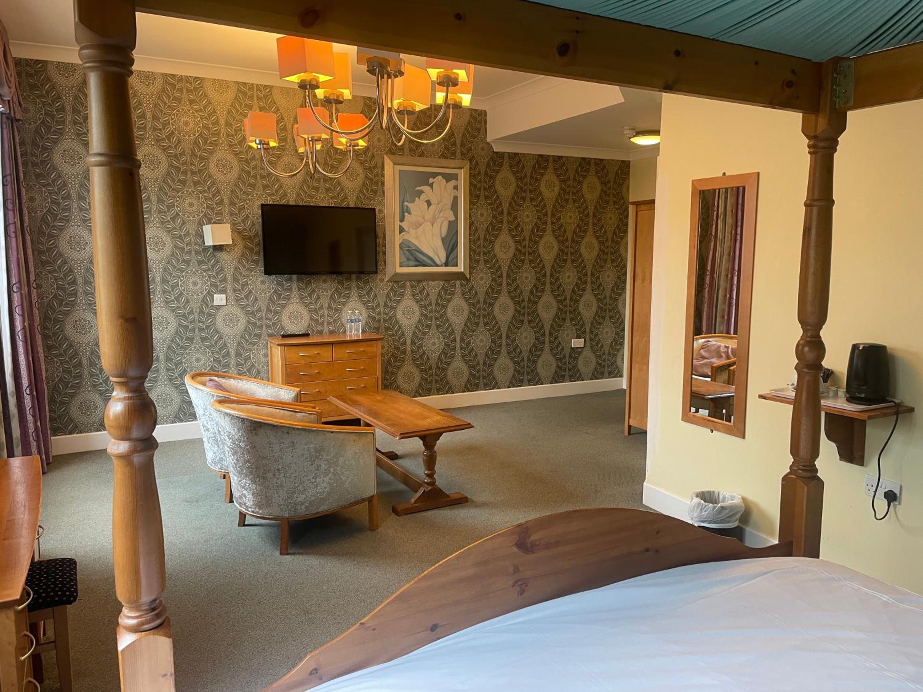 جناح، Hotel 1843 Reading 3/3