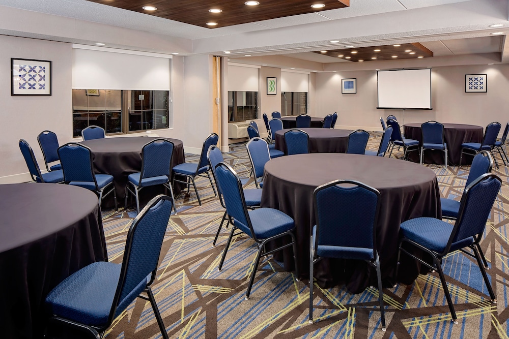 Holiday Inn Express Harrisburg East 56/71