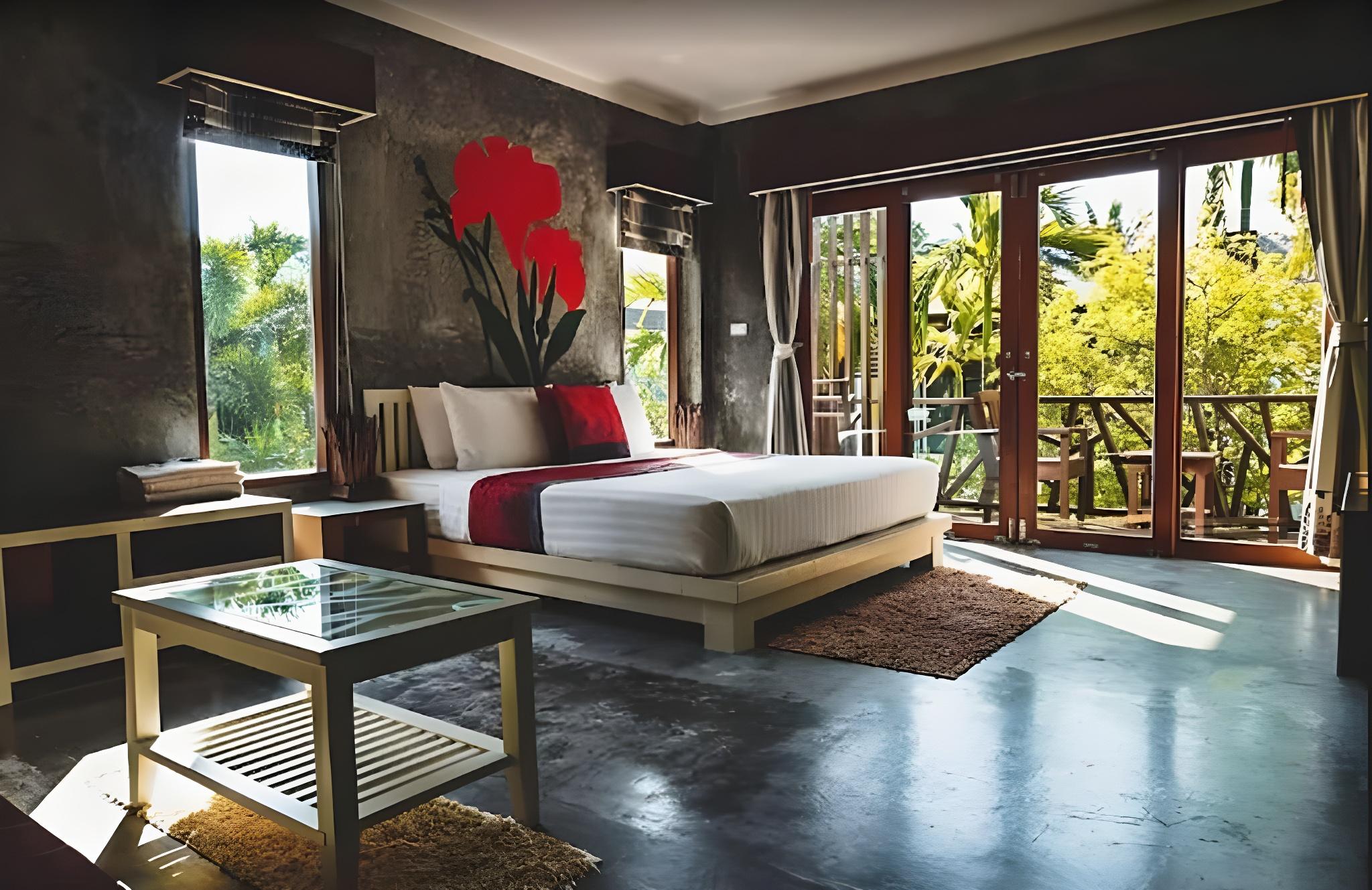 Deluxe, Pool View