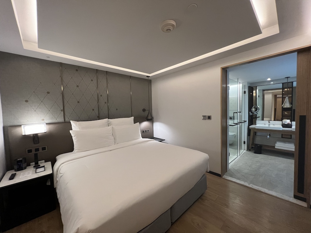 EXECUTIVE SUITE