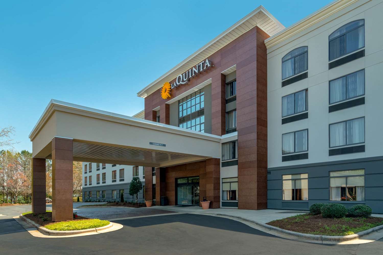 La Quinta Inn and Suites by Wyndham Raleigh Downtown North 40/47