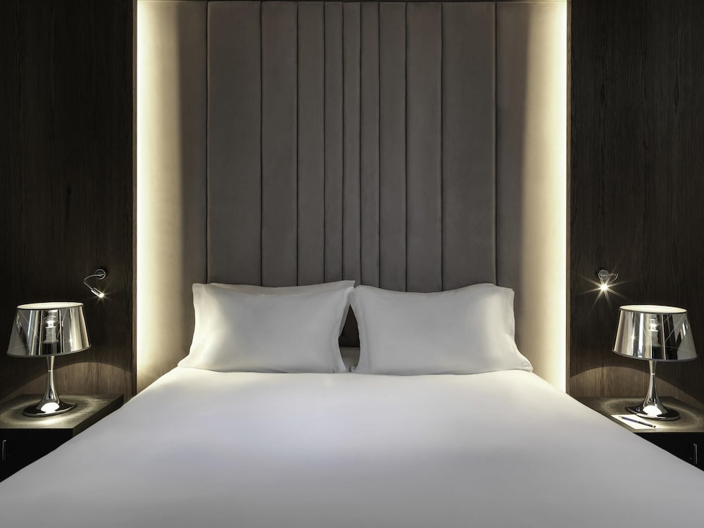 LUXURY, QUEEN BED