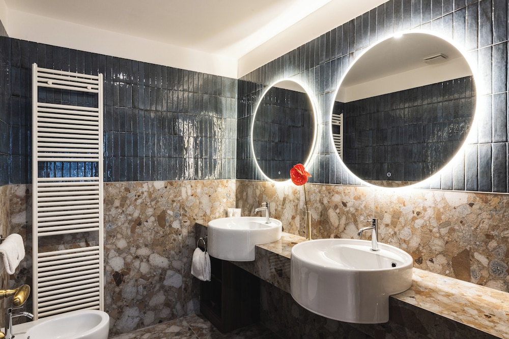 Ferrara Hotel 64/66