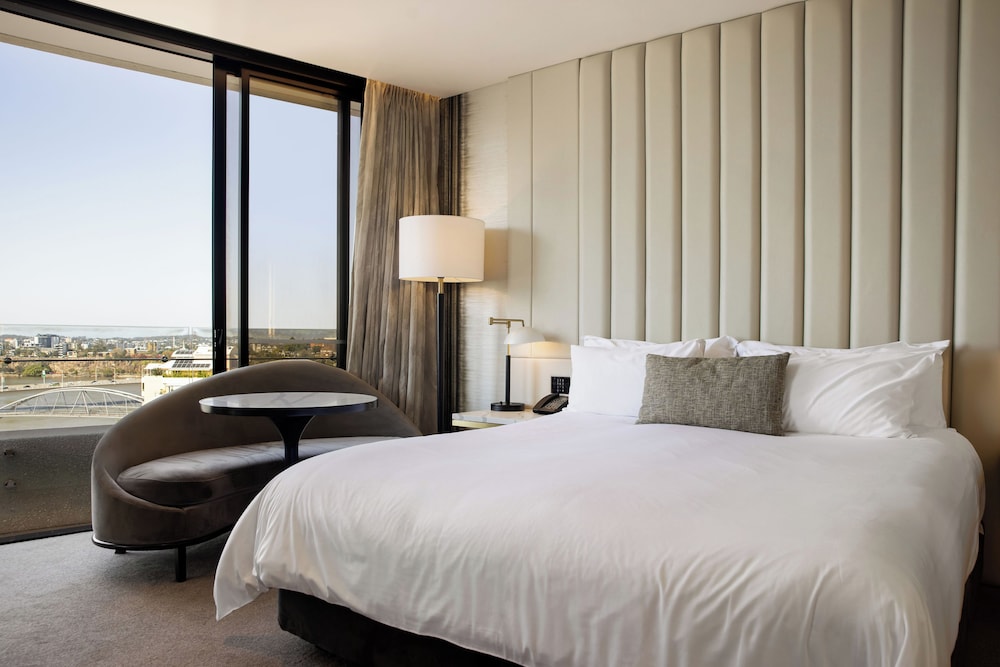 River, City, Suite, King Bed