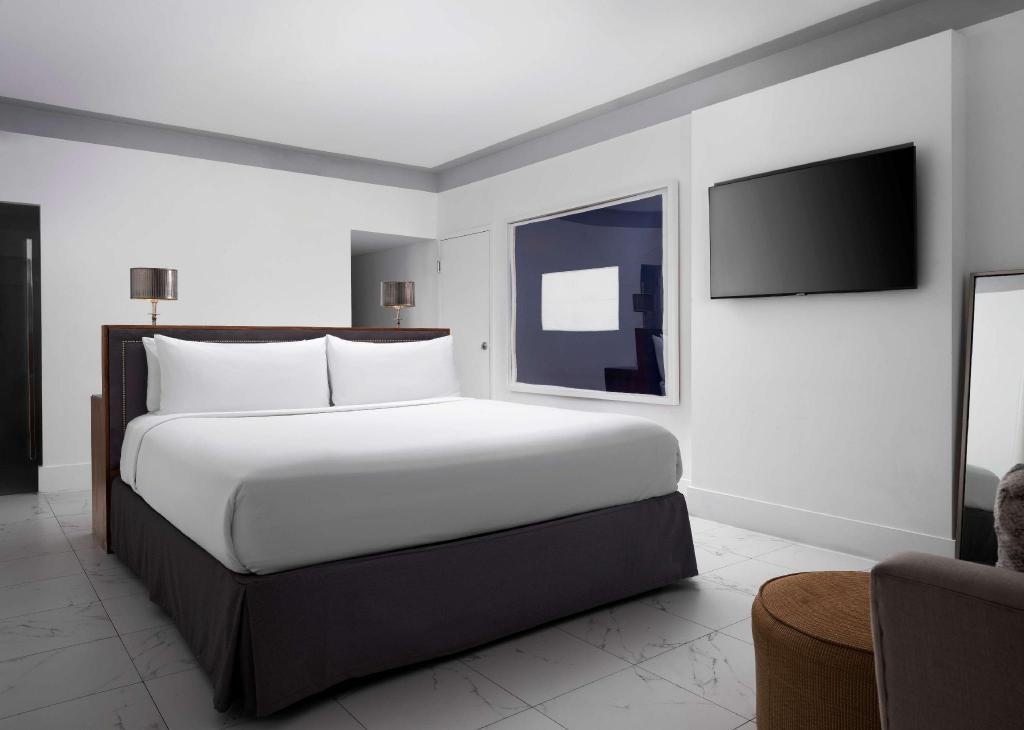 Lovely, King Bed, Pool View, Terrace