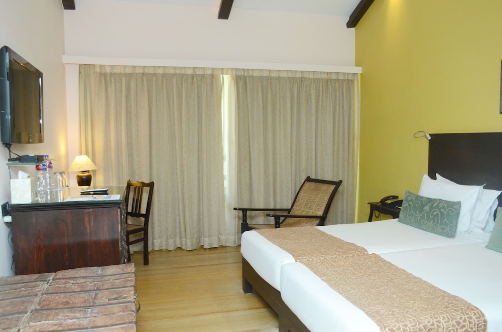 COURTYARD, TWIN BEDS, BATHTUB