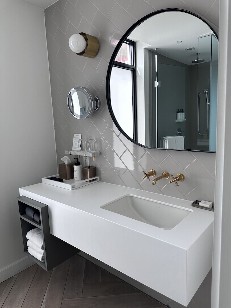 Deluxe, King Bed, Andaz Ottawa Byward Market A Concept By Hyatt 4/5