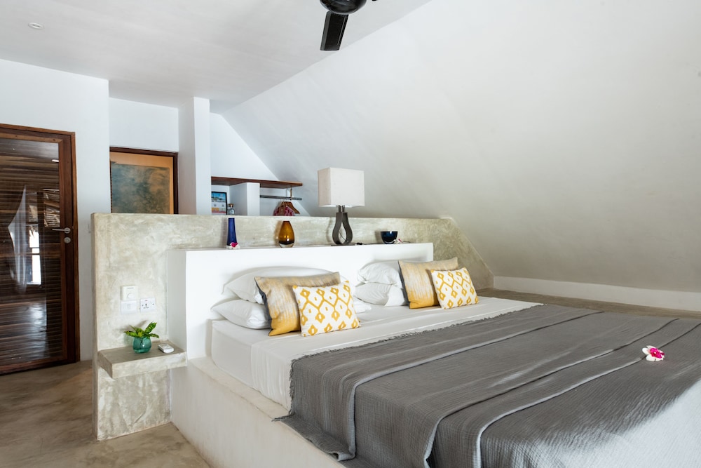 6 BEDROOMS, LUXURY, VILLA, BEACH FRONT, PRIVATE POOL