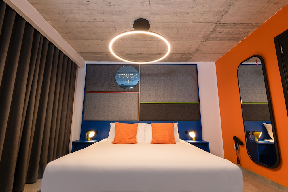 IKYK HOTEL 18/49
