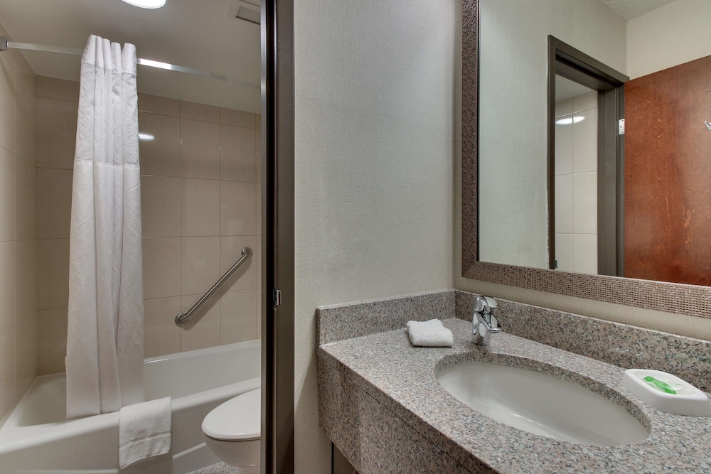 غرفة بسرير كينج، Pear Tree Inn St Louis Airport 7/8