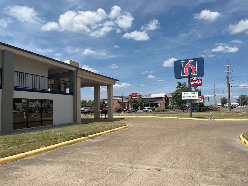 Motel6 Cleveland, MS – Delta State University thumb 4