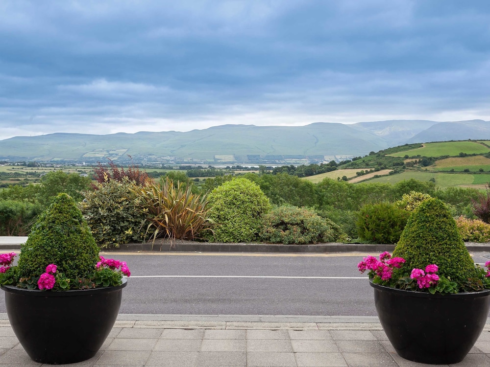 Ballyroe Heights Hotel 53/61