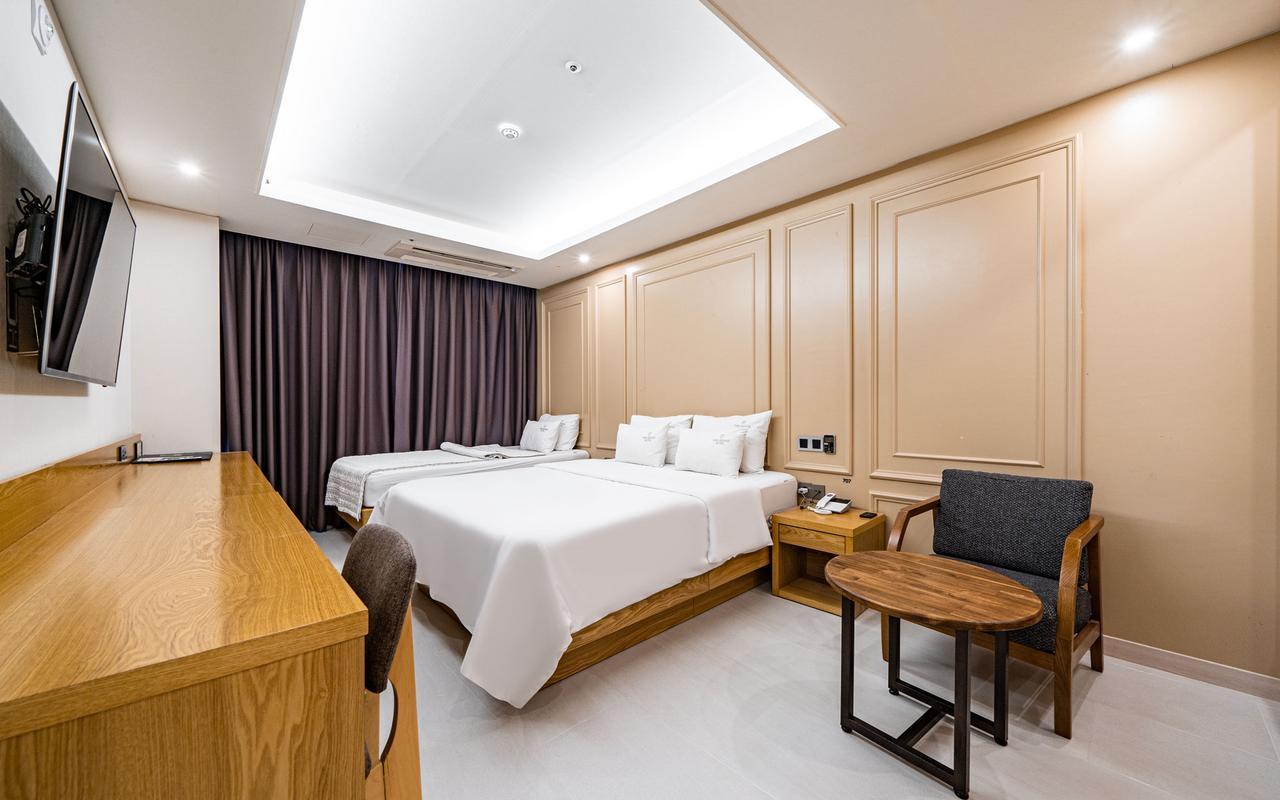 Gold, Twin Beds