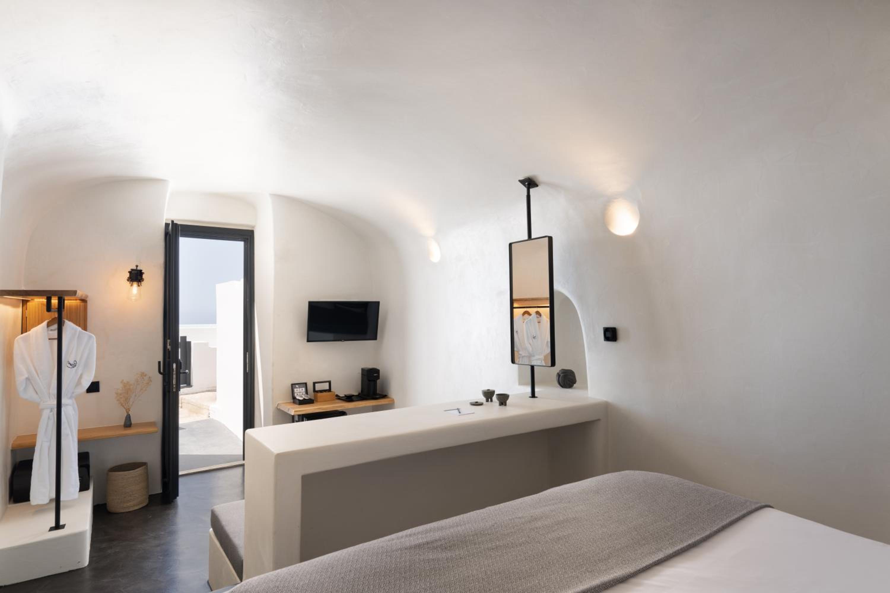 Cave, Senior, Double Bed, Caldera View, Outdoor Jetted Tub, Sofa