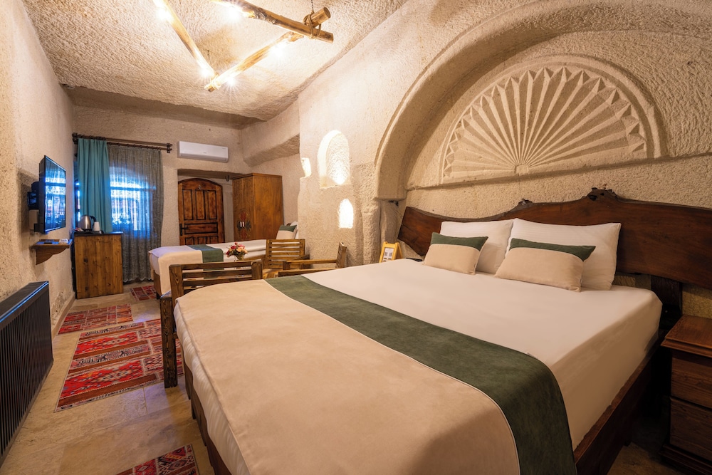 Mysterious Cave Suites 10/50