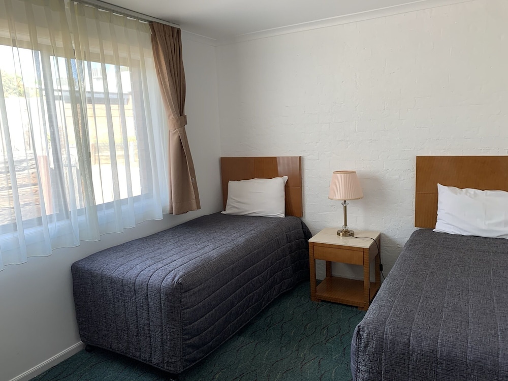SWAGGERS MOTOR INN(FORMERLY Sundowner Yass) 11/46