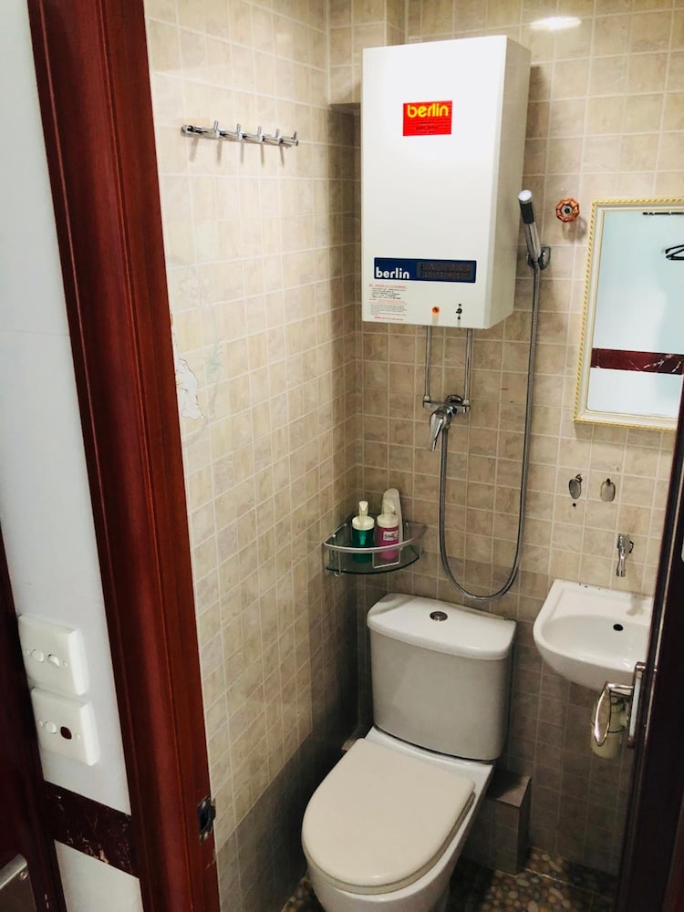Traveller's Hostel 31/33