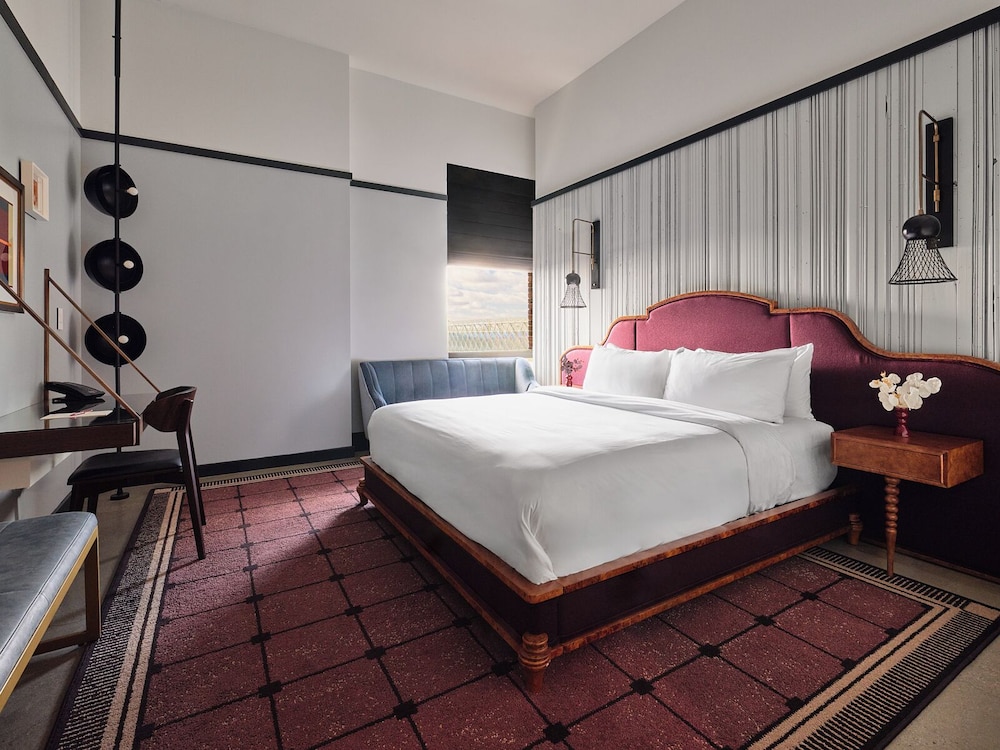 GUEST ROOM, KING BED
