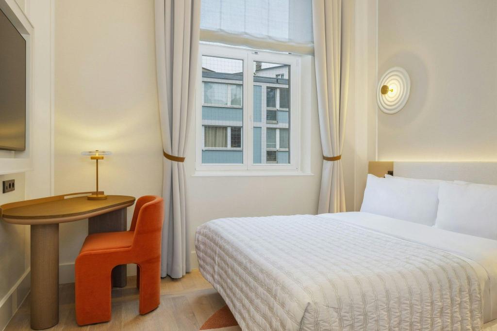 Palais, Guest Room, Queen Bed, Palais Wing