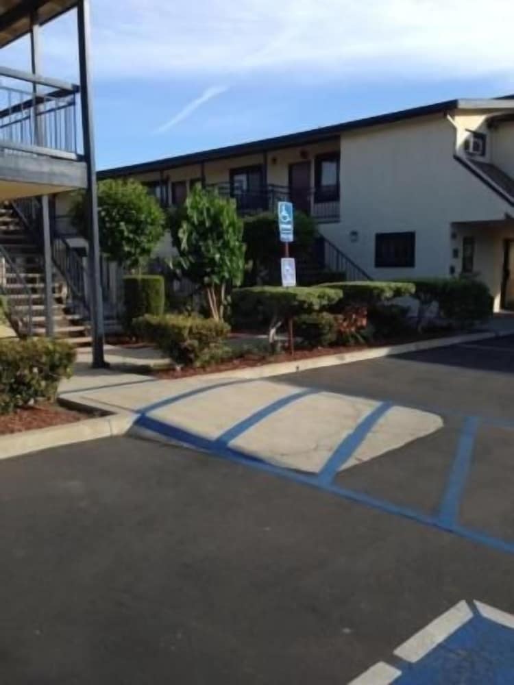 Luxury Inn 36/44