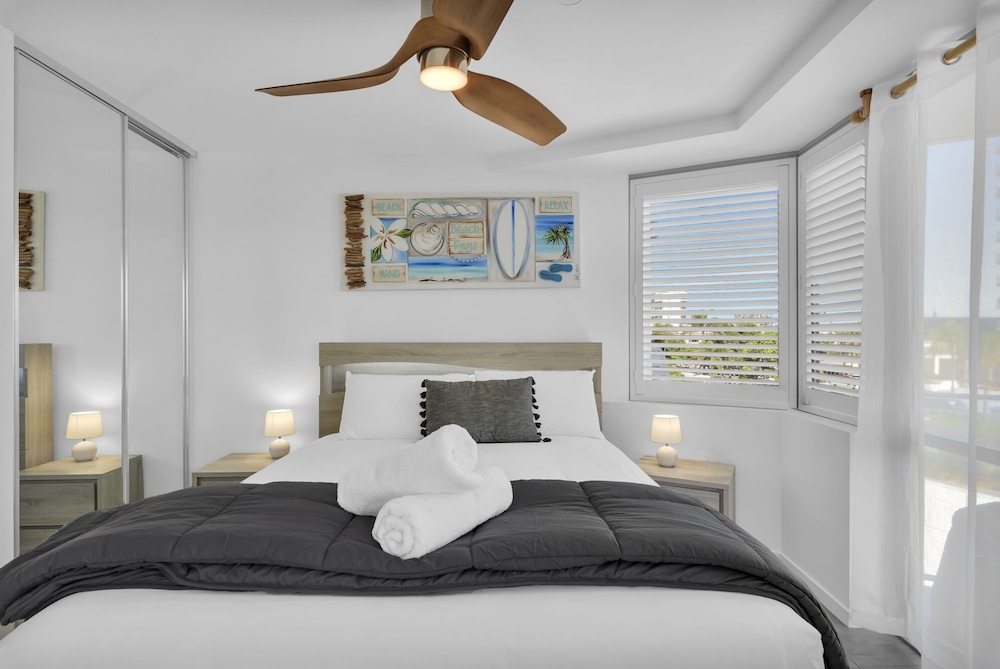 Studio, Queen Bed, Tower One