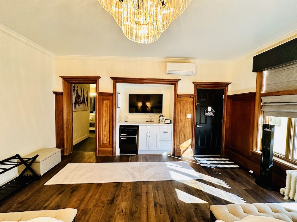 Bespoke Inn Flagstaff 8/50