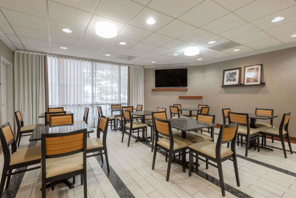 Wingate by Wyndham Springfield 48/60